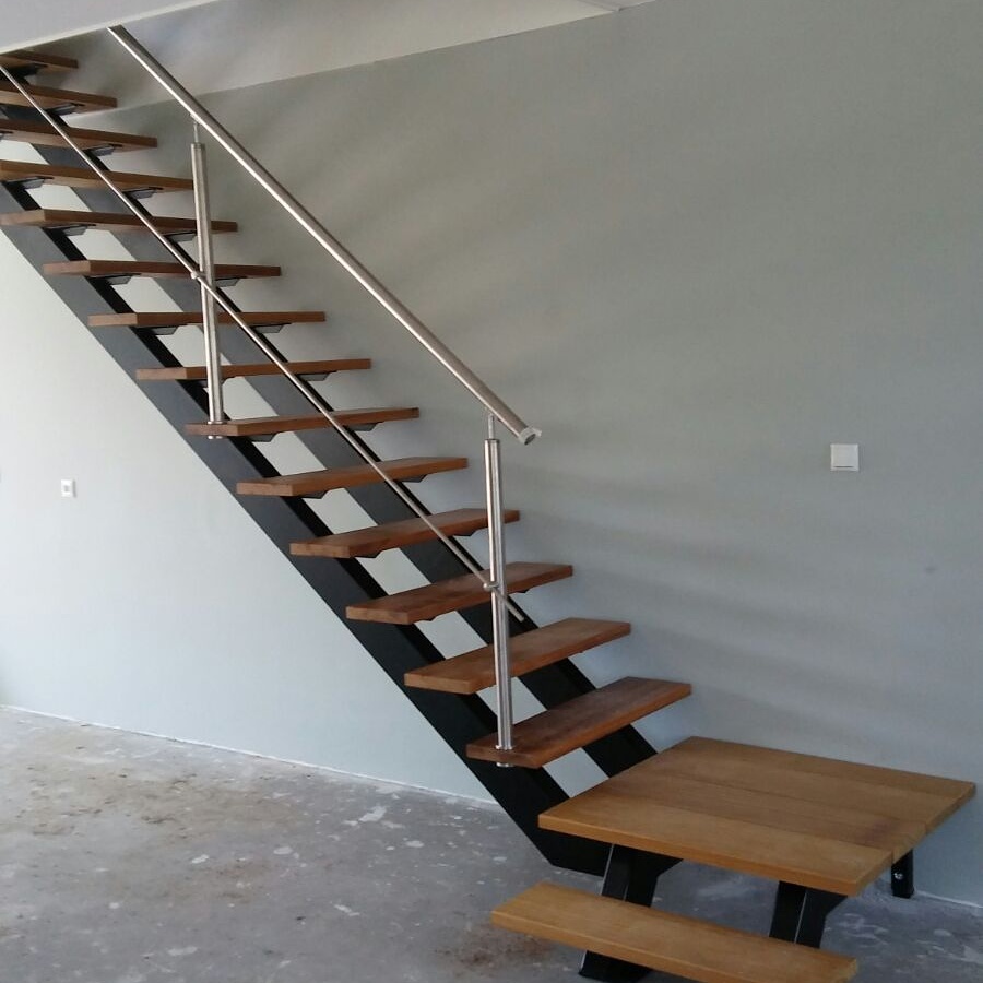 Rechte trap met 2 trapbomen met onderbordes, RVS leuning